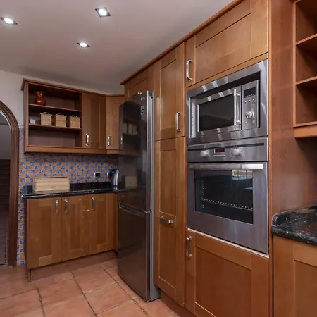 Villa Una Адехе